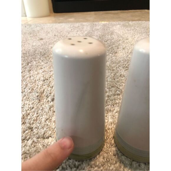 Grape and Leaves Themed Cream Colored Salt and Pepper Shakers - Picture 8 of 8